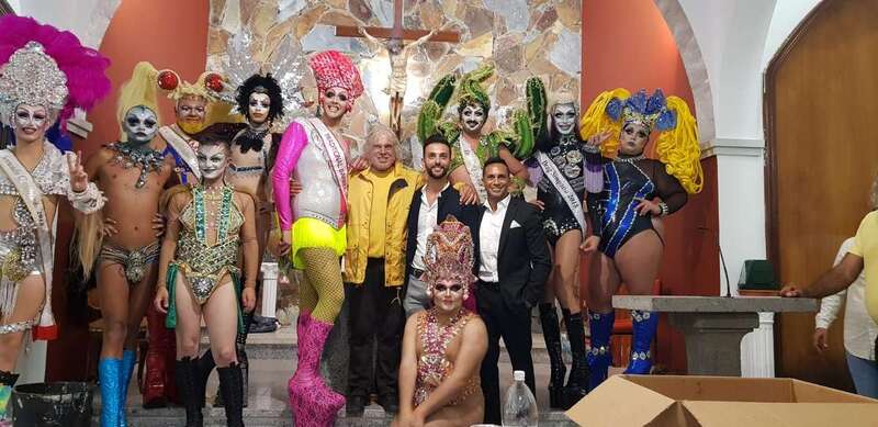 Imagen de los ganadores del concurso del pasado año con el párroco y miembros de la comisión de fiestas, en el interior de al iglesia (Foto TA)